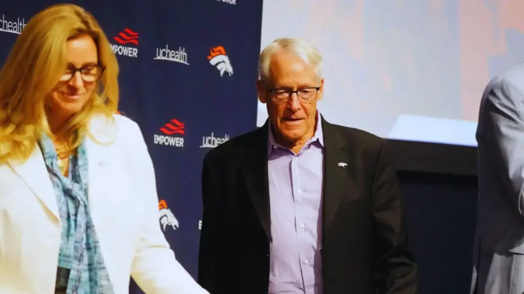 Who is the Owner of the Denver Broncos? 4 Rob Walton & Carrie Walton Penner (Owners) of the Denver Broncos