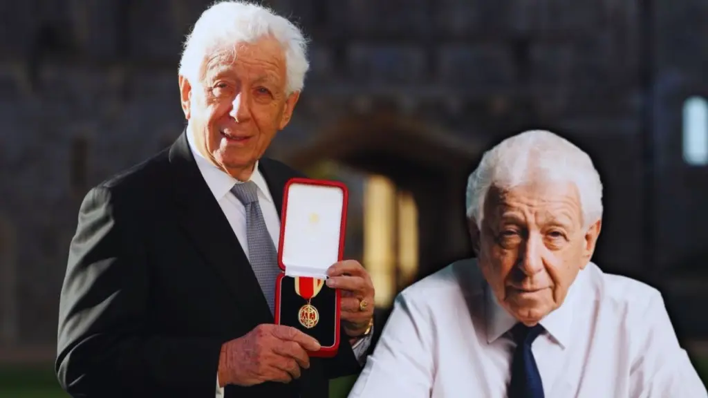 Who is the Owner of Westfield Shopping Centre? 4 Sir Frank Lowy Founder of Westfield Shopping Centre